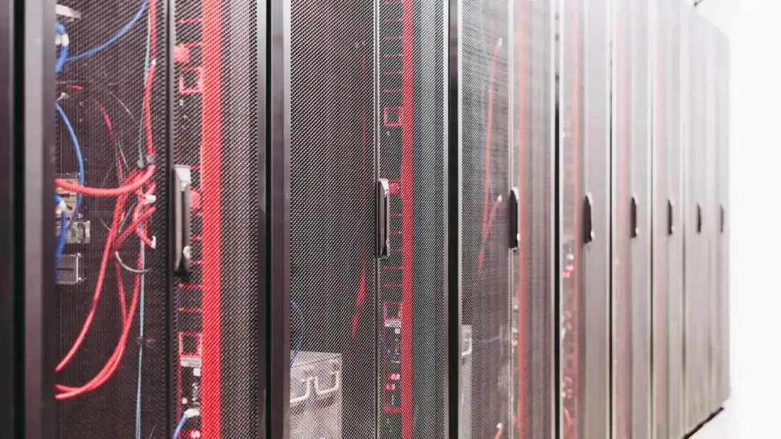 Técnicas de análisis de datos y Big Data. Racks de servidores en un centro de datos.