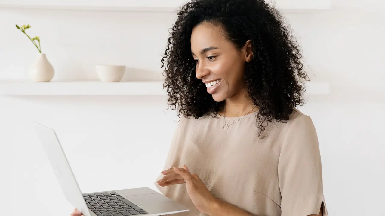 Curso de community management para empresas. Persona gestionando redes sociales en un portátil.