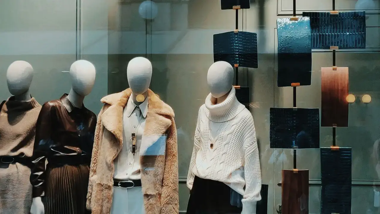 Curso de diseño y montaje de escaparates. Maniquíes en el escaparate de una tienda.