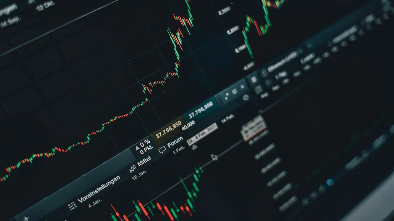 Excel avanzado. Hoja de cálculo con varios gráficos en la pantalla de un portátil.