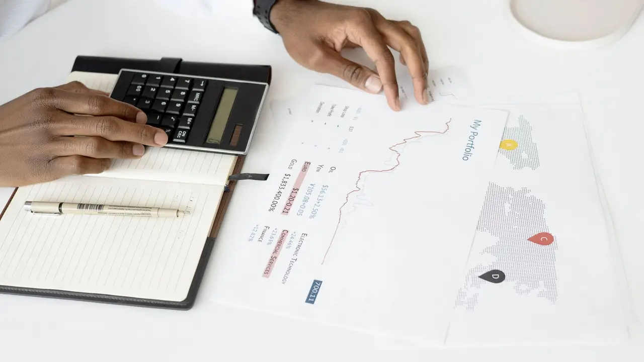 FacturaPlus. Calculadora junto a facturas y documentos financieros.
