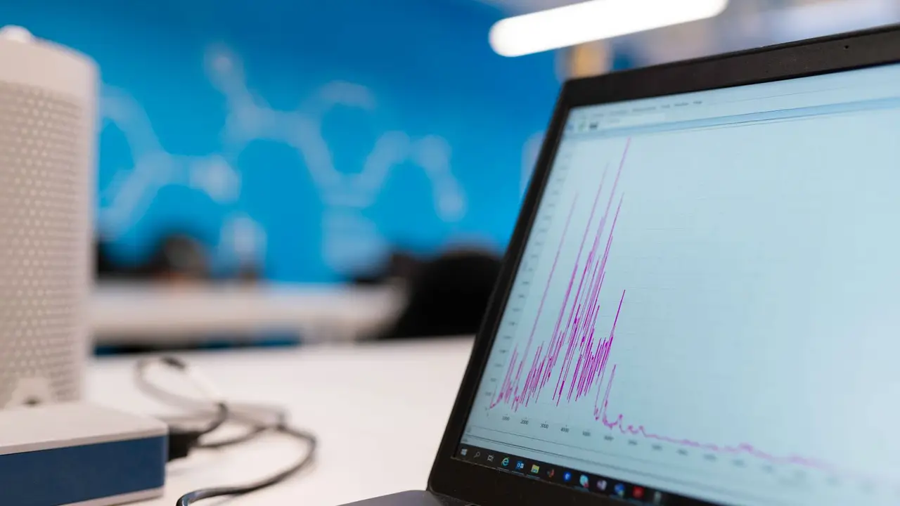 Posicionamiento en buscadores seo. Gráfico de analítica web en la pantalla de un portátil.