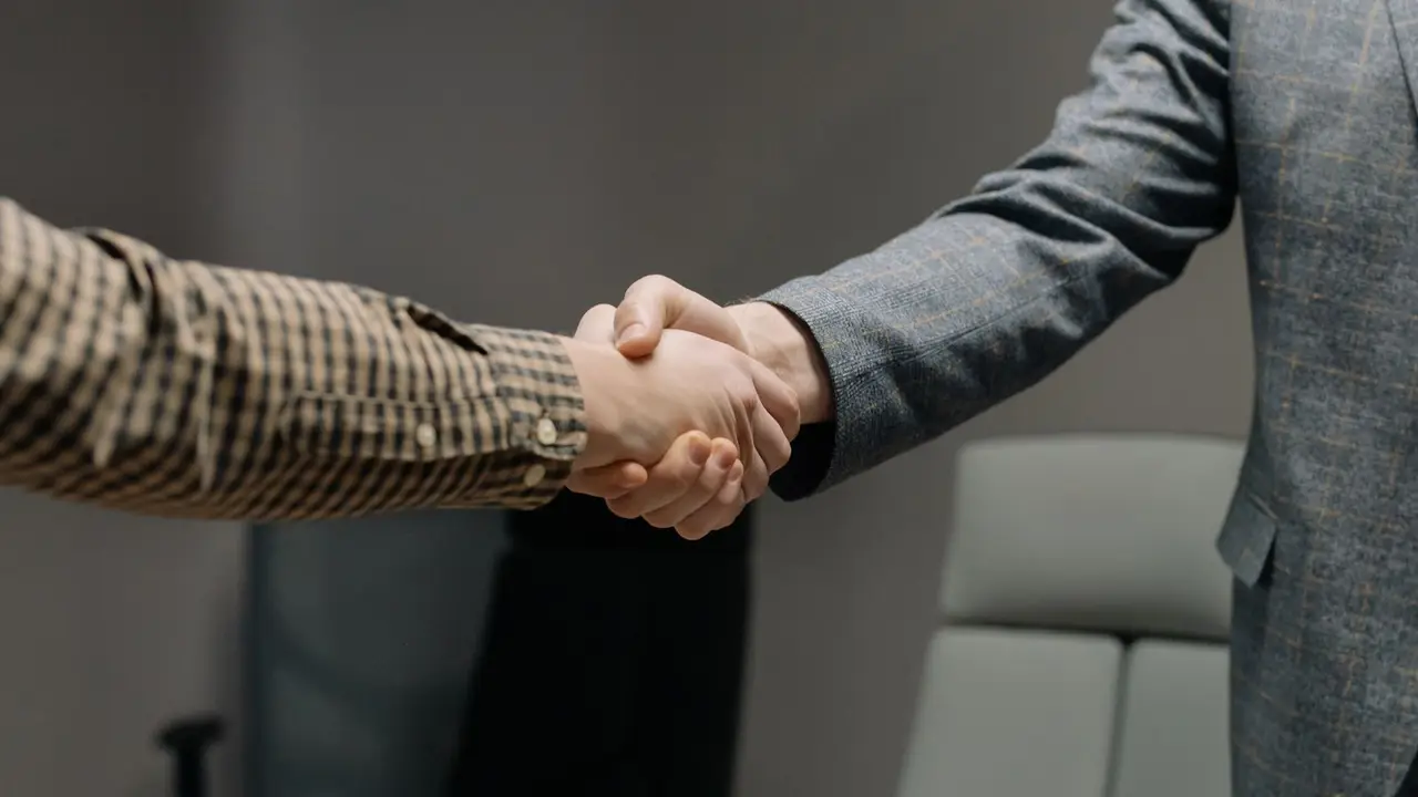 Curso de técnicas eficaces en la búsqueda de empleo. Apretón de manos en una entrevista de trabajo.