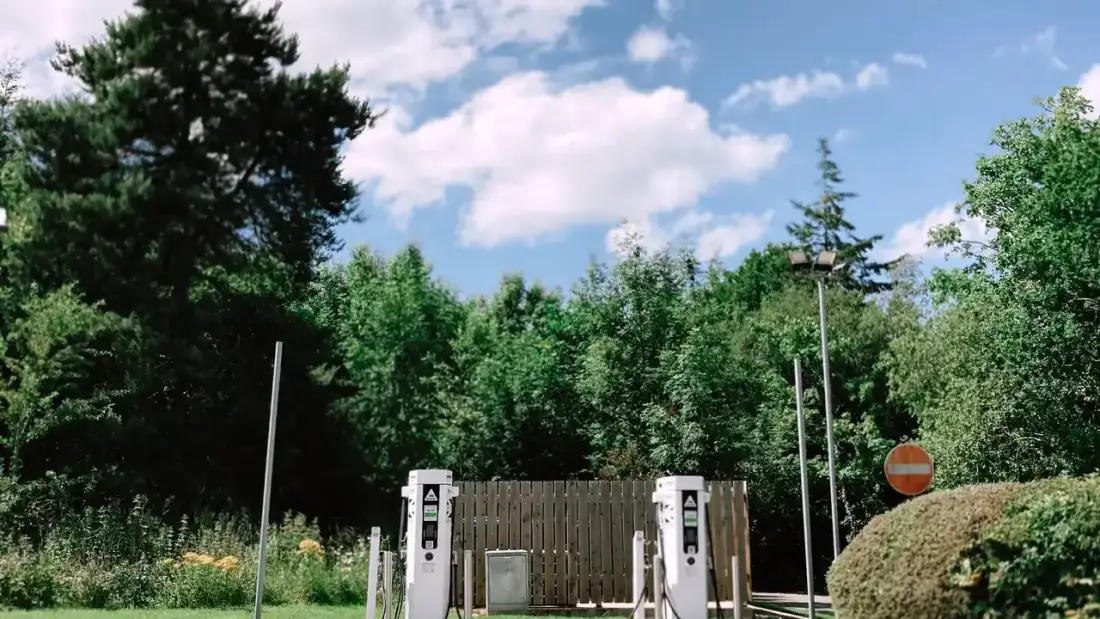 Transporte inteligente para un futuro sostenible. Estación de carga para vehículos eléctricos.