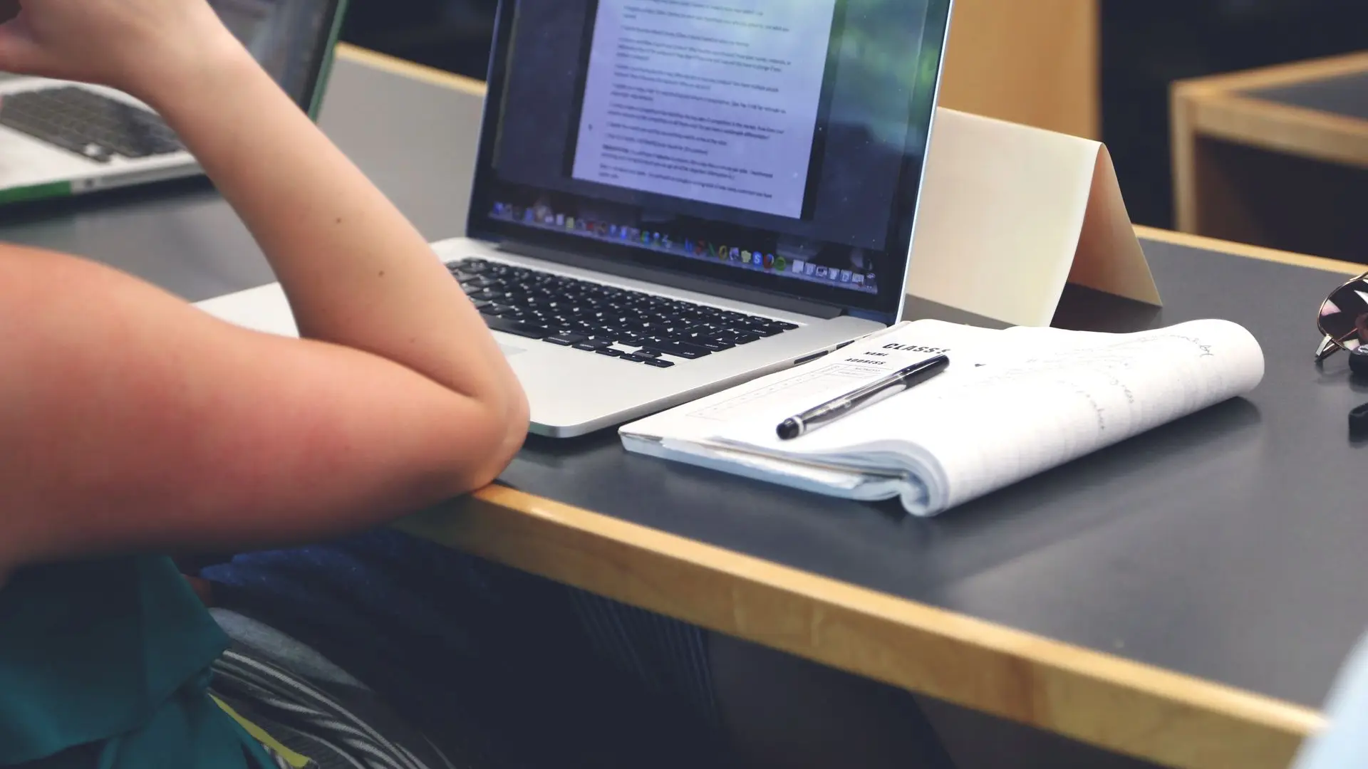 Espacio de estudio con apuntes y ordenador portátil para cursos de formación