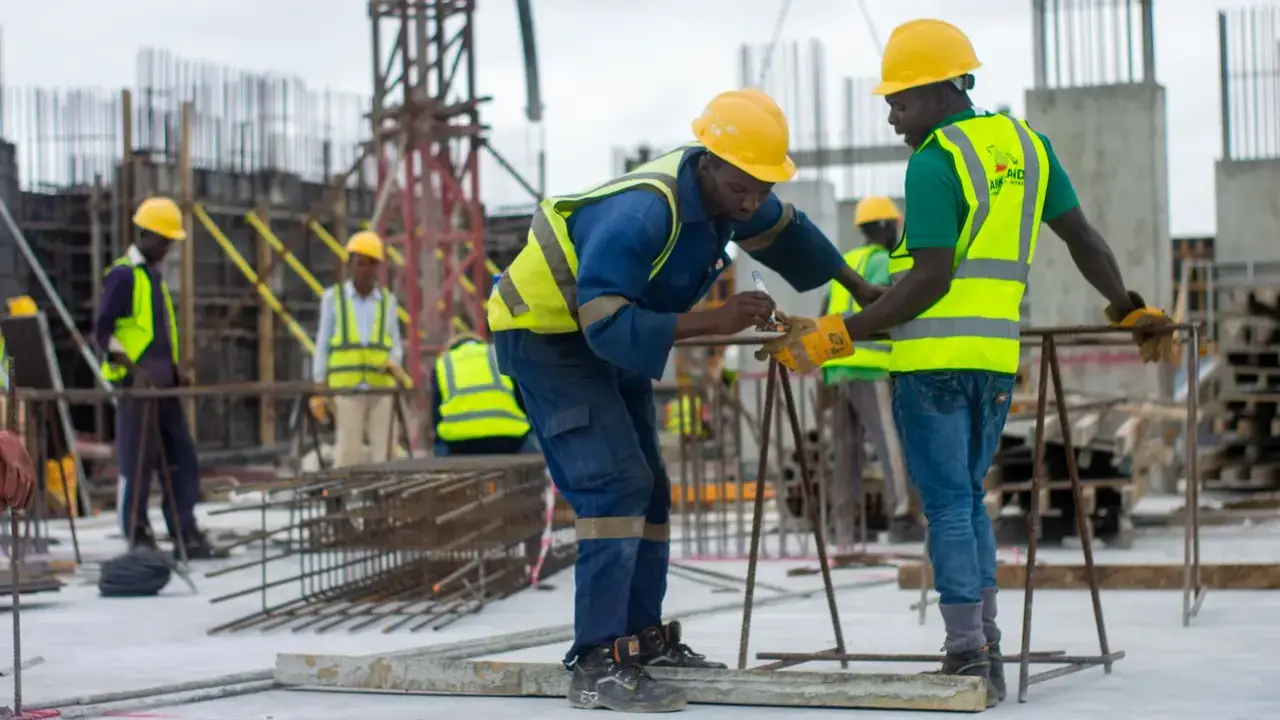 Trabajadores de la construcción en una obra con equipo de seguridad.