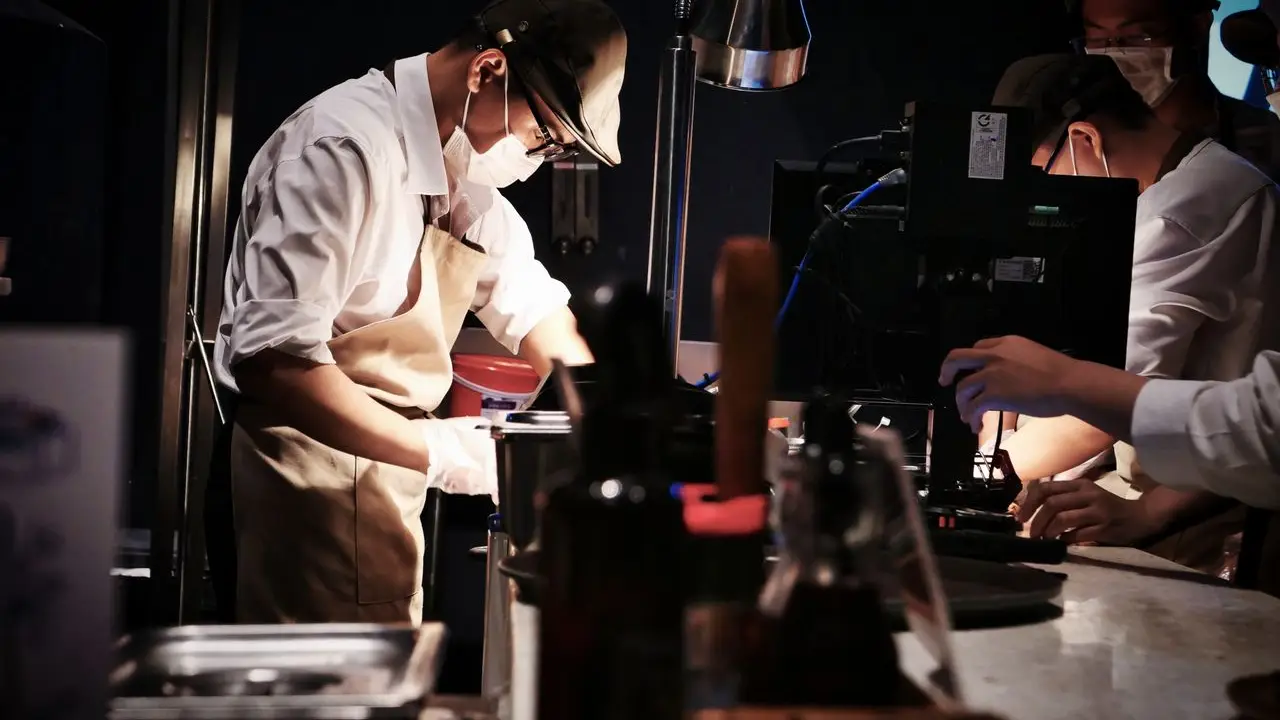 Cocineros profesionales trabajando en la cocina de un restaurante.